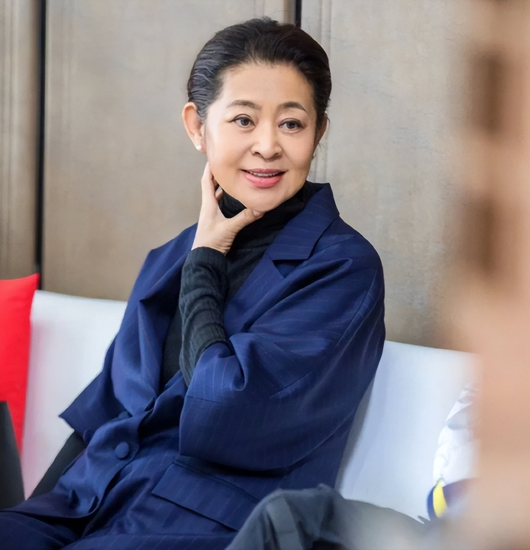 主持人抢话、演员笑场，这8届央视春晚的失误，堪称“灾难现场”