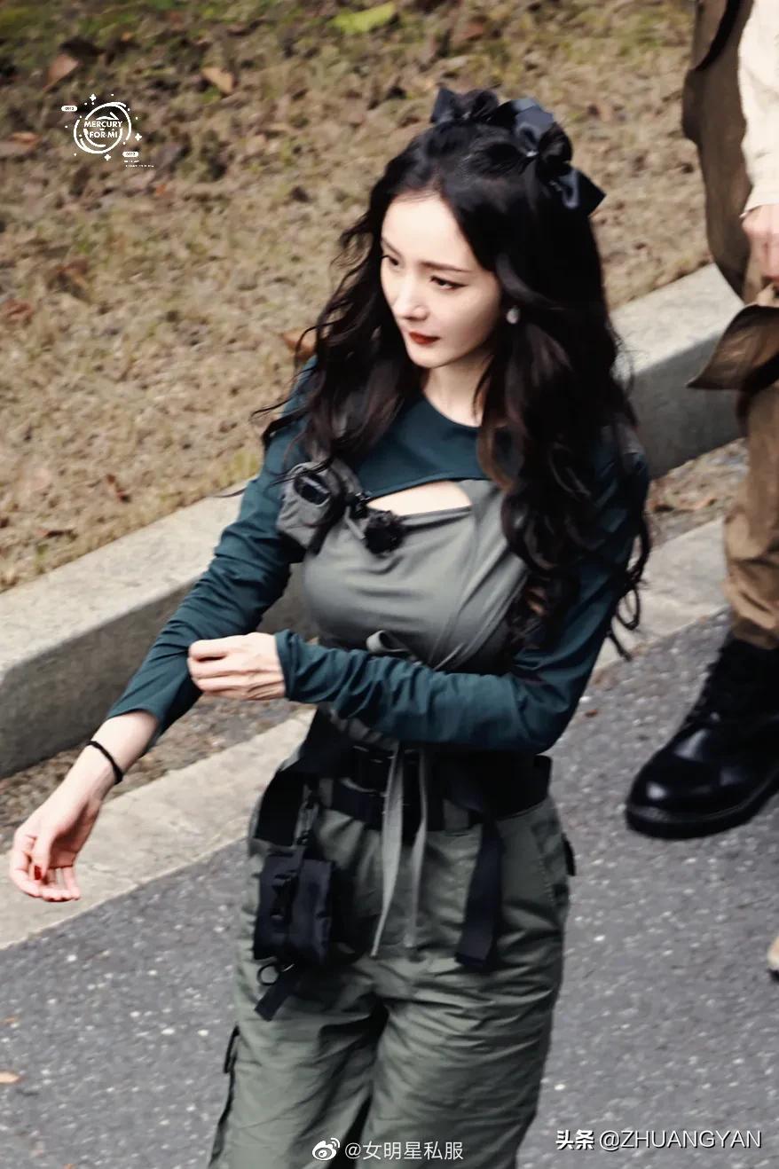 杨幂密室大逃脱的路透照公开，长得美身材辣，走起工装风又甜又酷