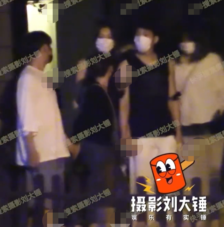 刘雯井柏然恋情曝光，两人穿情侣装显亲密，十指紧扣秀恩爱