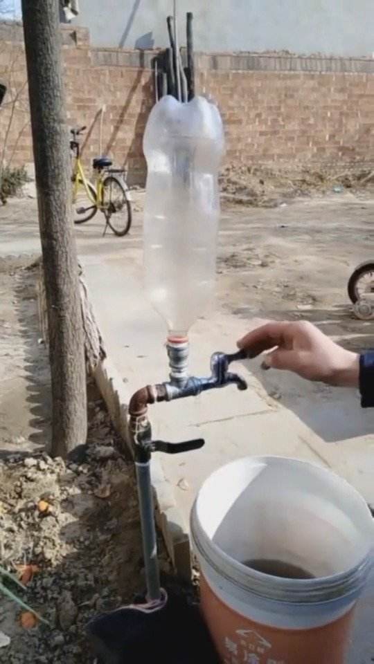 水管冻住了怎么快速解冻?这里有三个方法,第一个办法人人能用