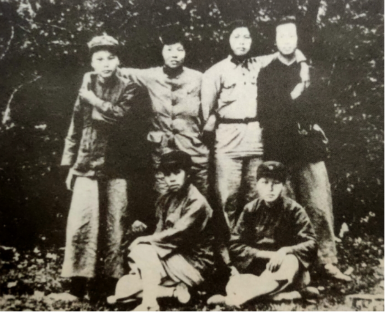 李敏去看望贺子珍后，捎回来个礼物，毛泽东拆开：你妈妈心思细腻