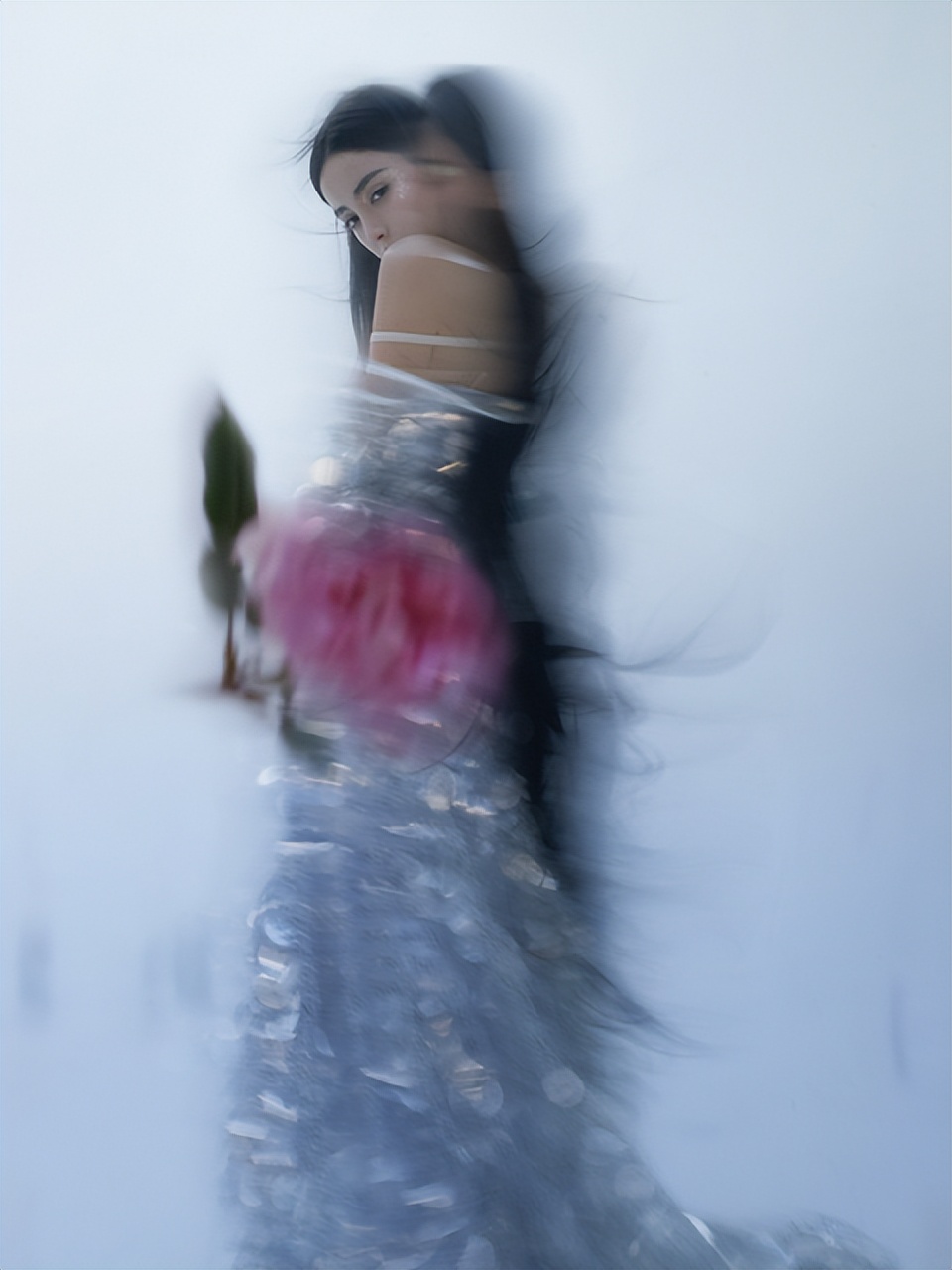 古力娜扎新晋大片放出，露背长裙大秀美背，眼神凌冽尽显清冷