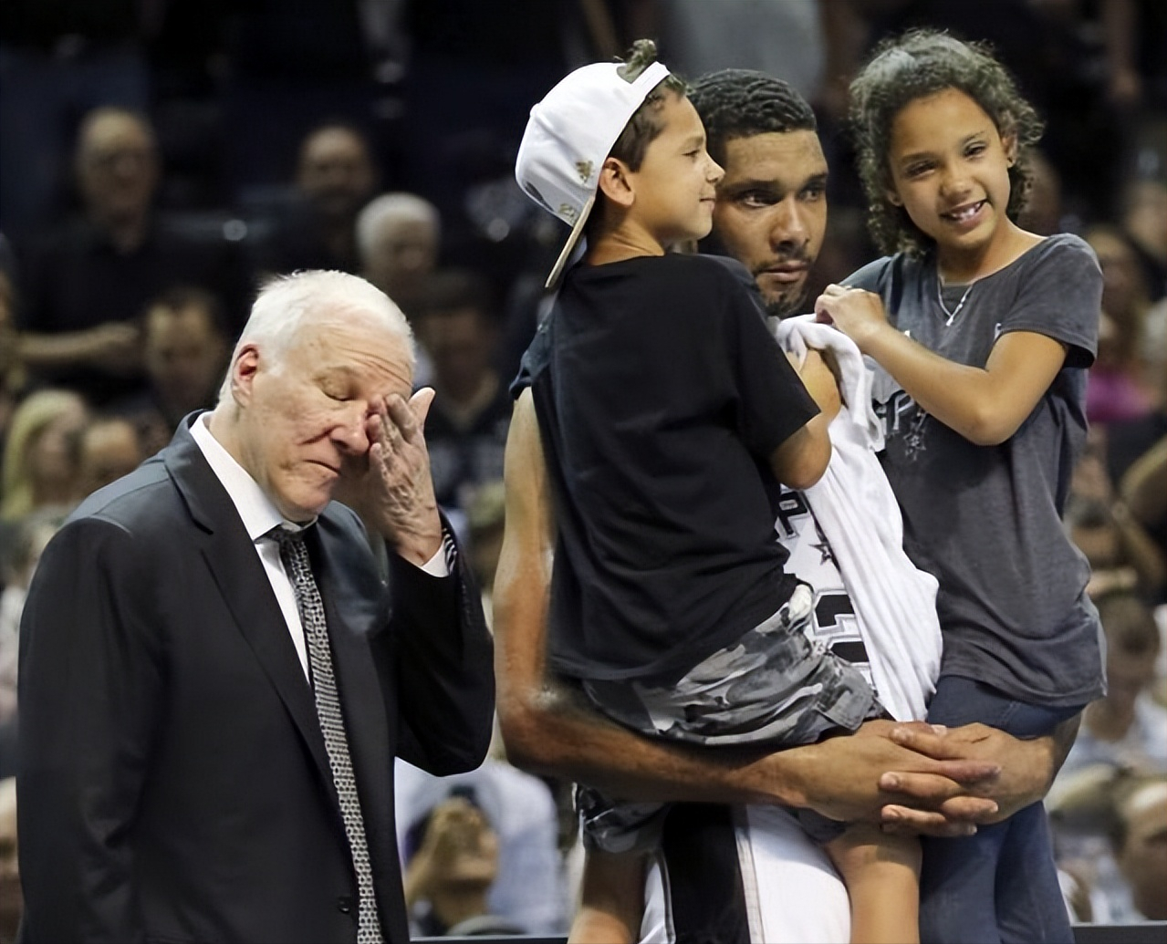 nba有哪些感动时刻(盘点NBA十大感人瞬间，科比麦迪惺惺相惜，艾弗森跪地亲吻地板)