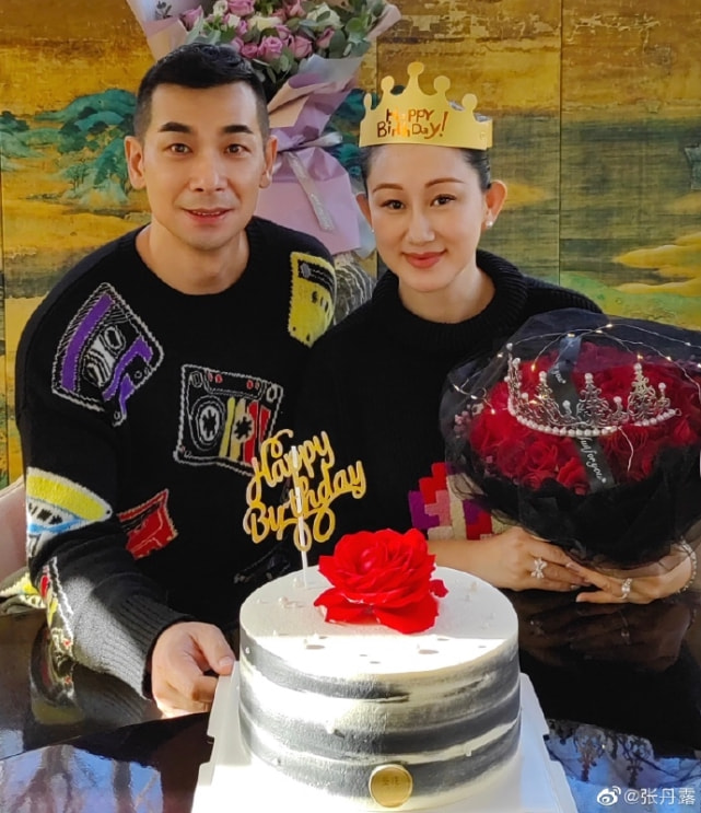 赵文卓妻子43岁生日，儿子头剪成蛋糕状酷，大女儿发长文表白妈妈