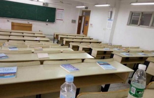 清华教室实拍图走红，顶级学府也“内卷”，网友却说高学历低素质