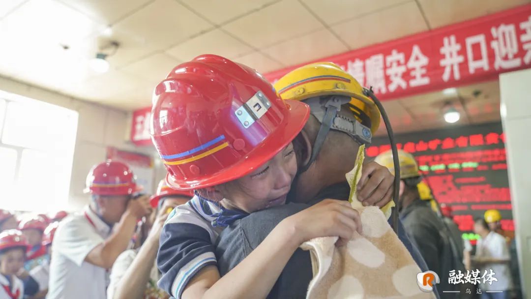 乌达区巴音赛街小学:大手拉小手 安全一起行(图8)