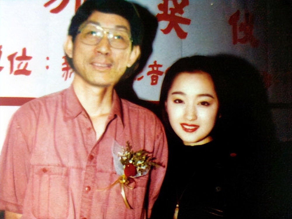 杨钰莹：还未出生父亲就离世，51岁仍未婚，托起孤独母亲的晚年