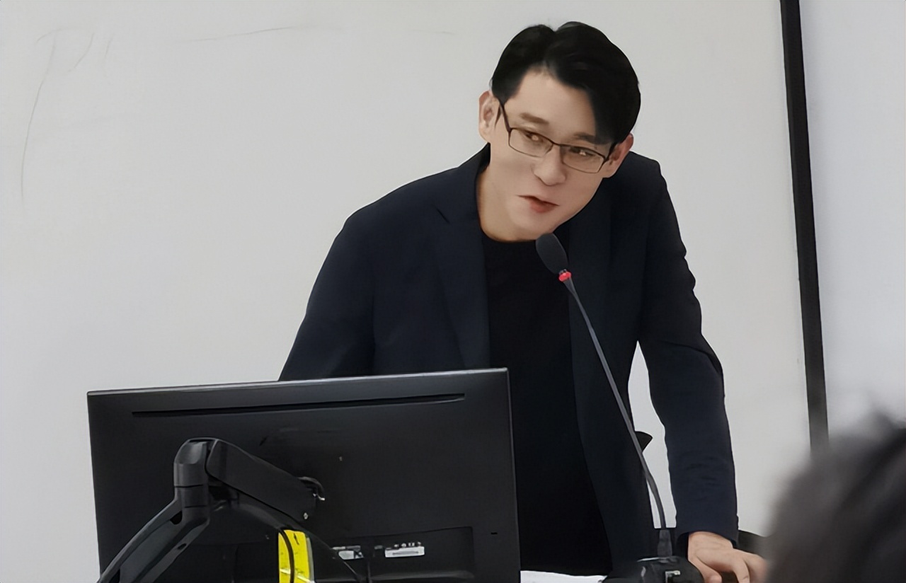 上海一所大学的女教师火了，长相酷似“AI”，让人喜欢又不敢靠近