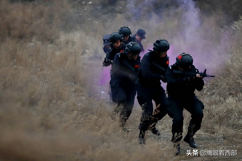 「摄影报道」甘肃平凉：特巡警冬季练兵忙