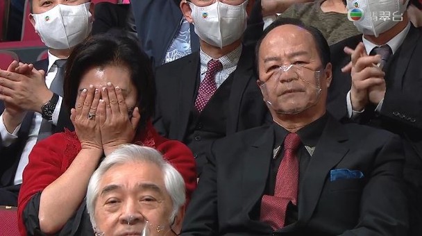 TVB颁奖礼上演宫斗，钟嘉欣痛失视后输给林夏薇是因为站错队？