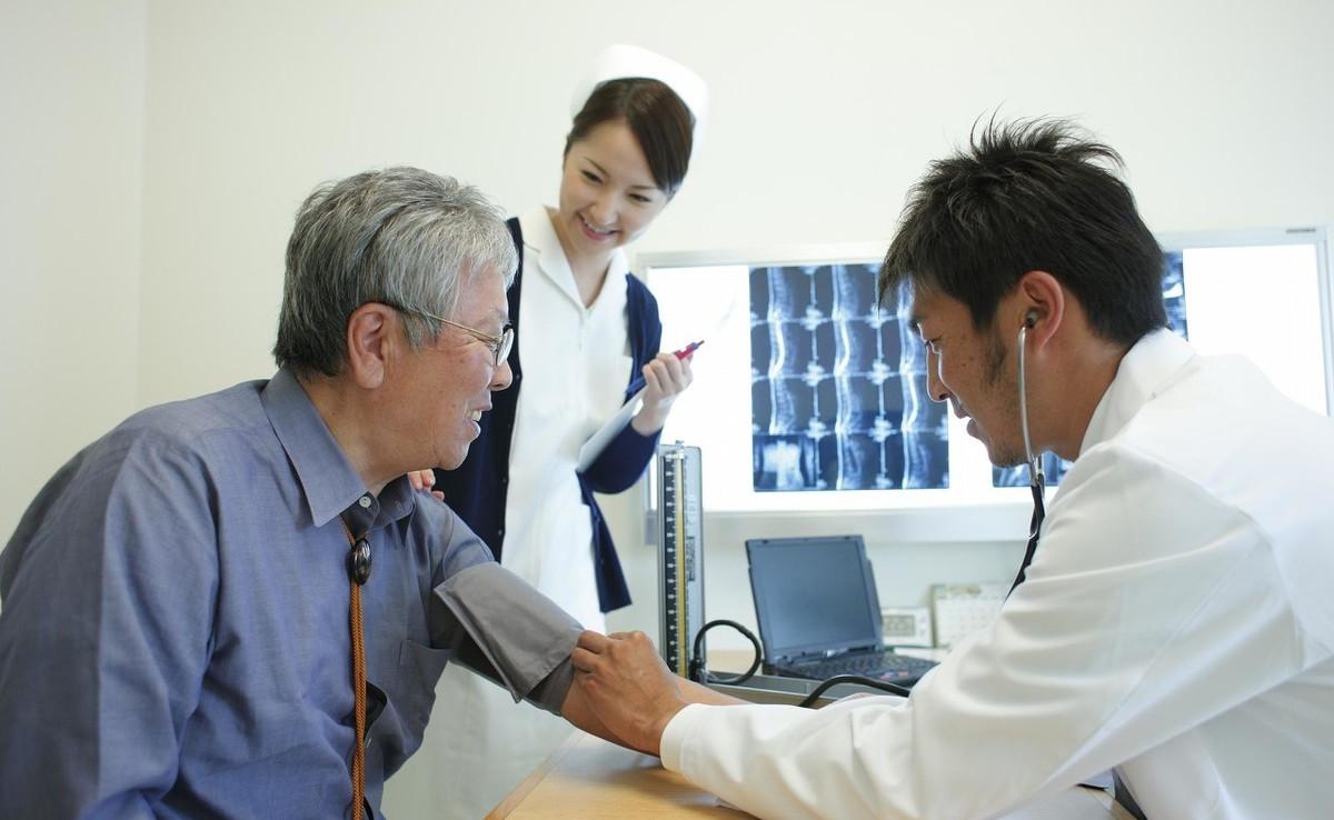 45岁男子吃饭时突发脑出血！医生坦言：他犯的3大错误，值得借鉴