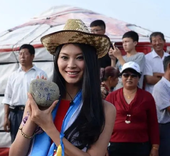 “世界小姐冠军”于文霞出身农村，2012年夺冠，后来投身公益事业