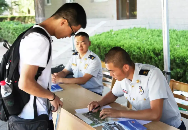 “近视眼”尽量别报的大学专业，对视力要求较高，成绩好也是徒劳