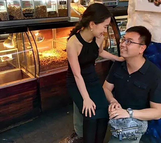 只是戴了一对假肢而已,而廖智遇见她的现任丈夫charles也是因为假肢