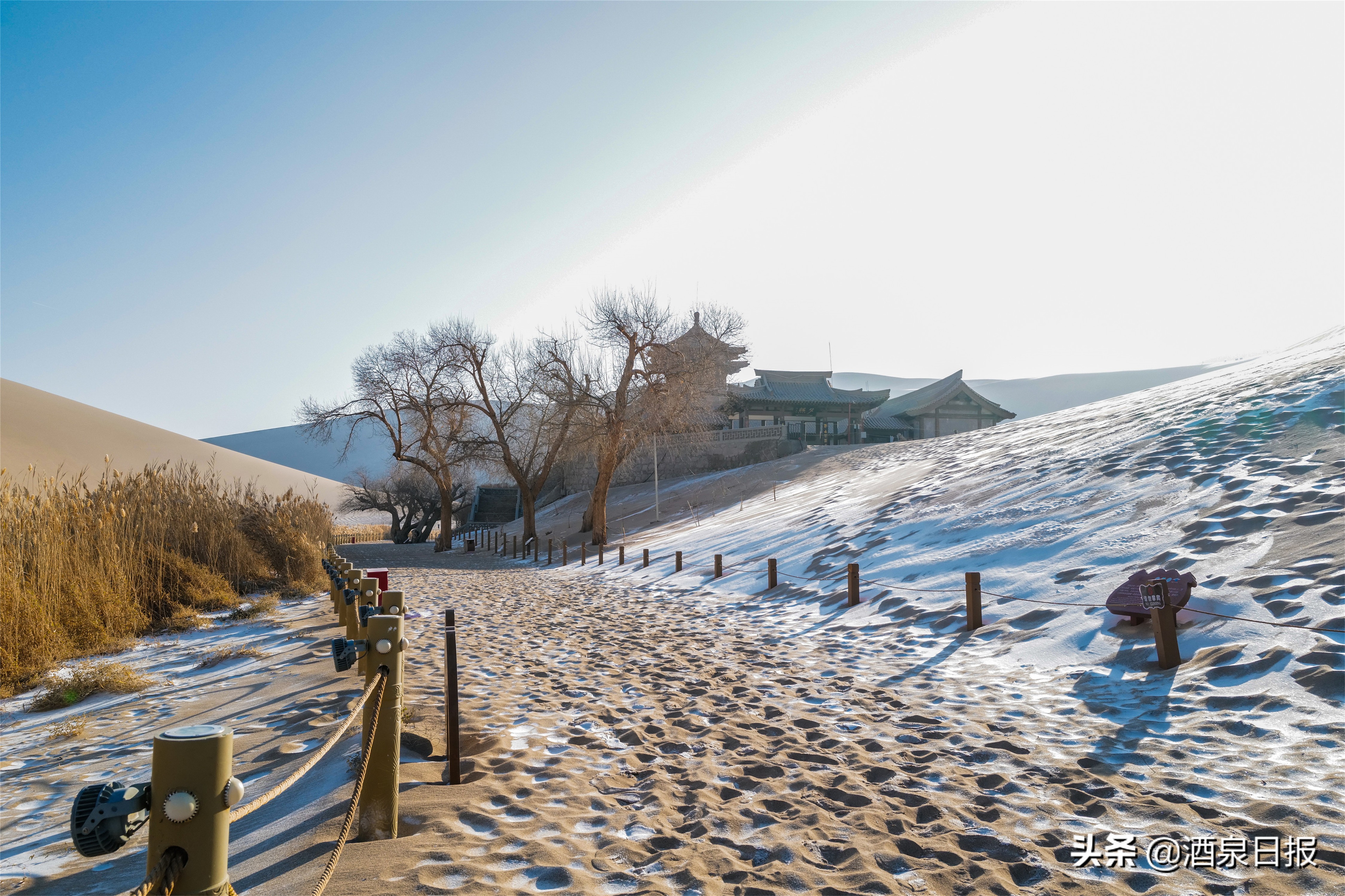 雪落敦煌寂静无声 大漠山泉如诗如画