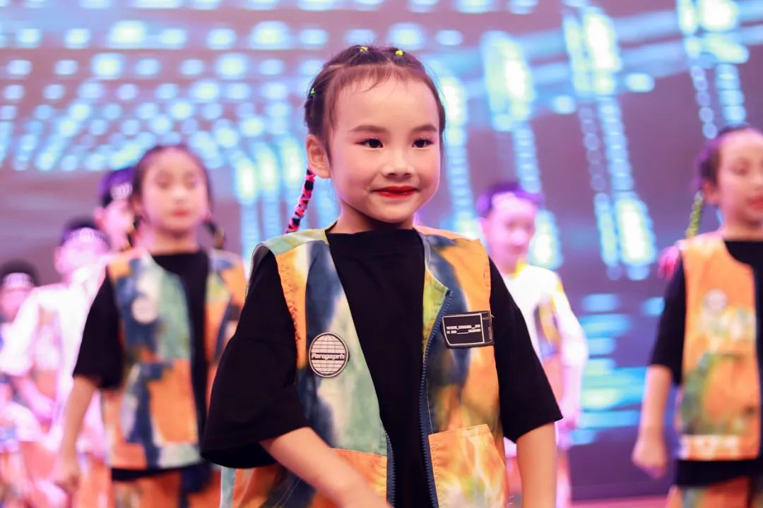 天府新区华阳实验小学举行“童星耀五月·艺术绽花开”群舞比赛