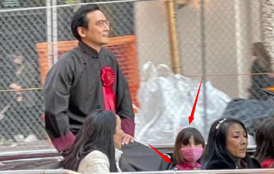 吴彦祖全家参加街头巡游！胸口戴朵大红花，8岁混血女儿五官立体
