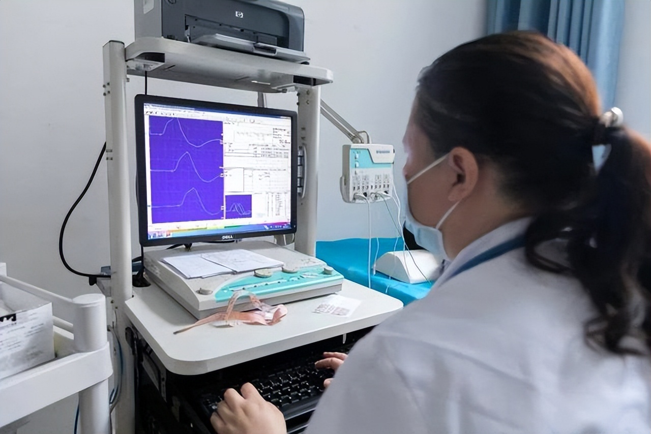 许多人去医院做心脏检查时,有的时候医生或许会让你把心脏彩超和心电