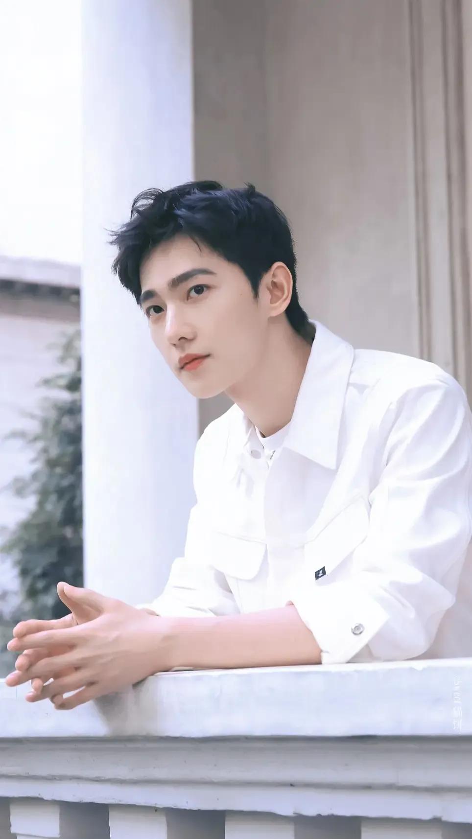 三大军艺校草——沙溢、沈腾、杨洋。看看他们年轻的时候有多帅