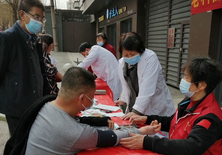 陕西省铁道兵与医疗专家共同开展学雷锋义诊活动 作者：王抗林