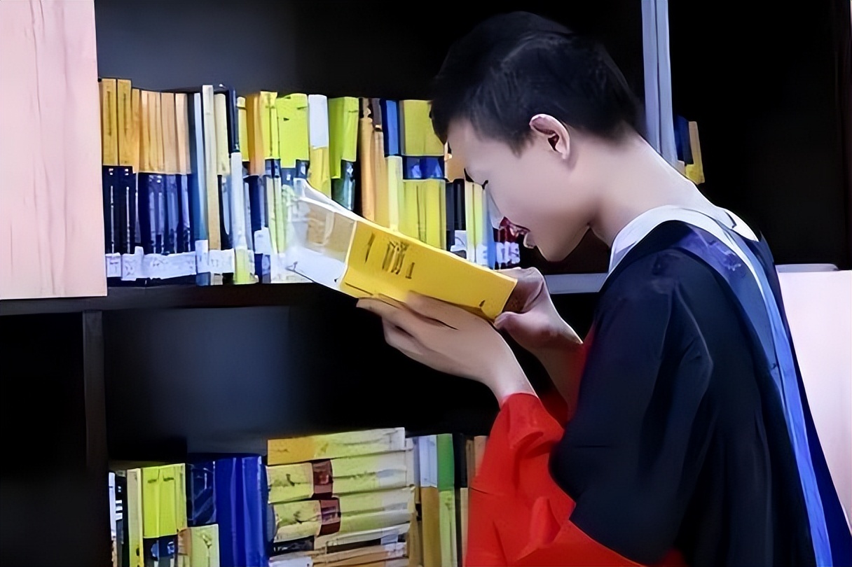 韦神的“桃花运”来了，校园内被女学生搭讪，害羞的样子很可爱