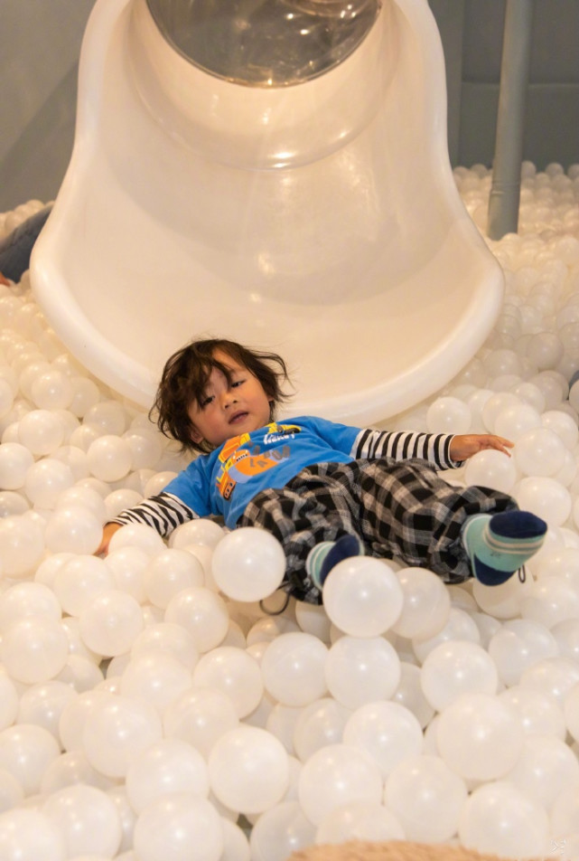 张晋带娃好有爱，搂着儿子唱粤语歌，乐儿扎小揪揪全程“冷漠脸”