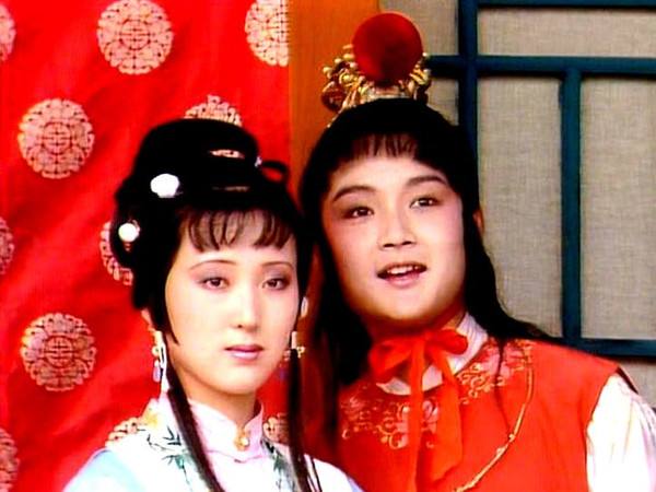 贾宝玉深爱林黛玉，却和袭人行云雨之事，还和碧痕一起洗澡