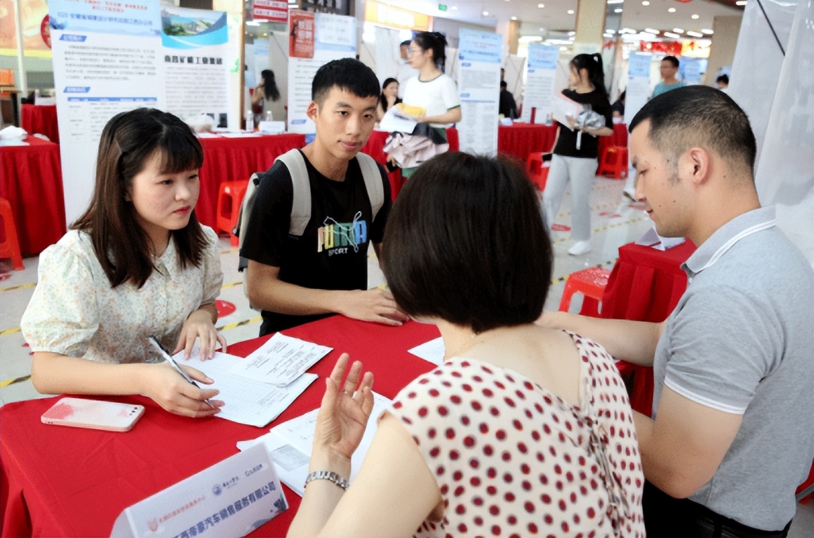 大学生就业5年各专业收入，榜首收入令人羡慕，医学专业仅排第8