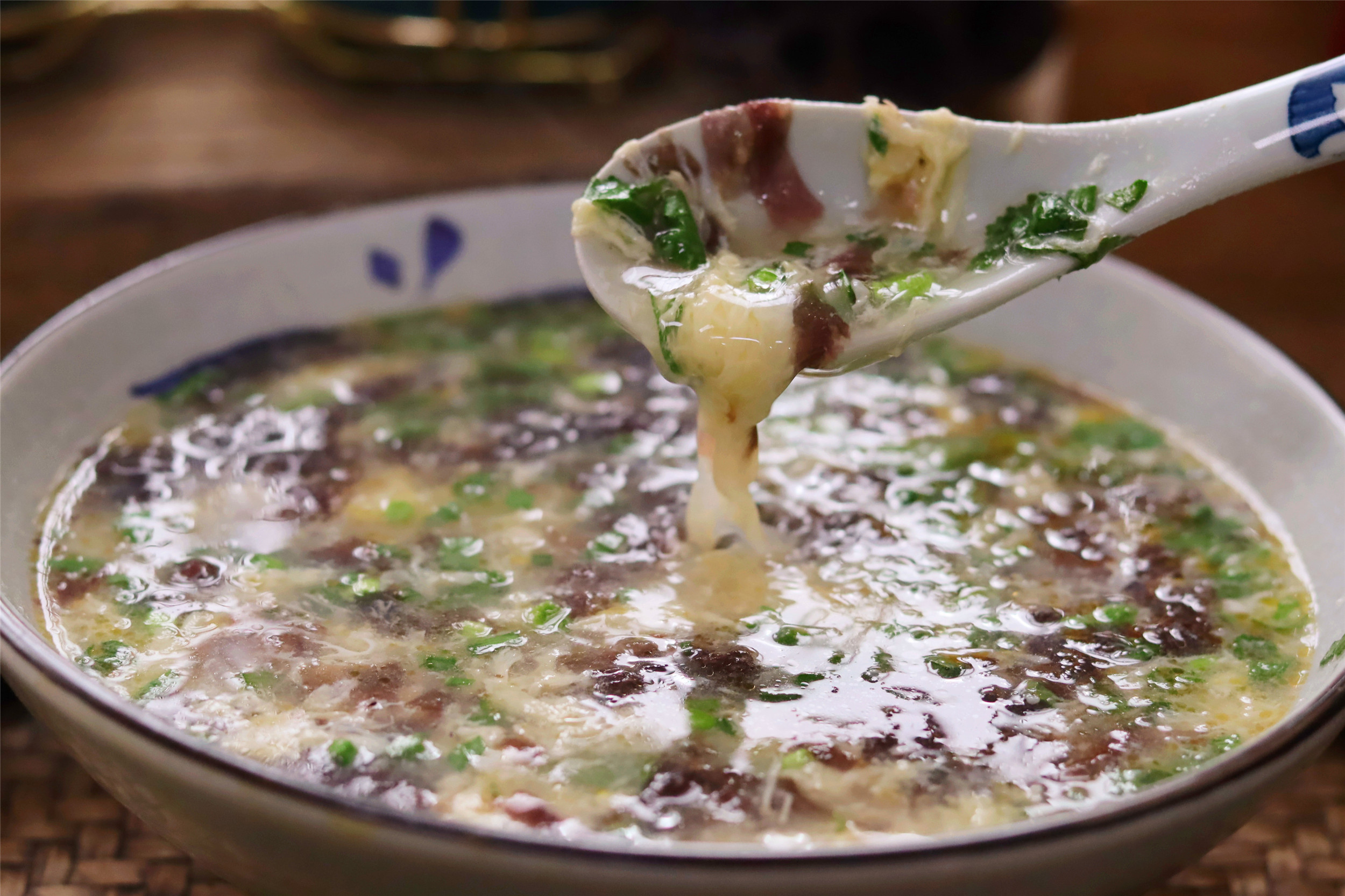 做紫菜蛋花汤，不少人第一步就错了，难怪清汤寡水，味道不好喝