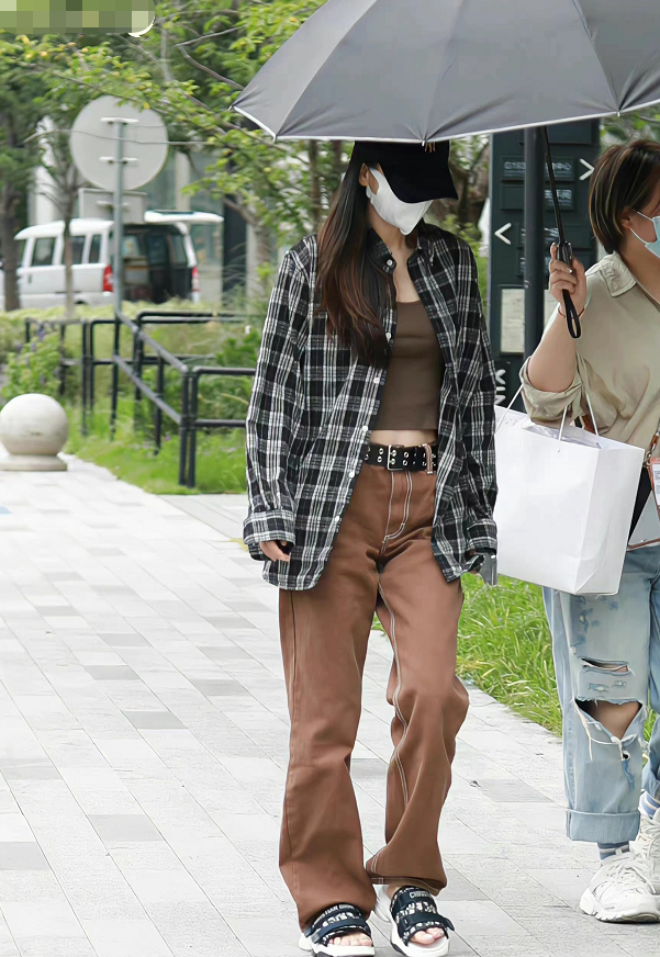 Baby真是颜霸！穿开叉黑裙高调现身秀美貌，被簇拥出行享巨星排场