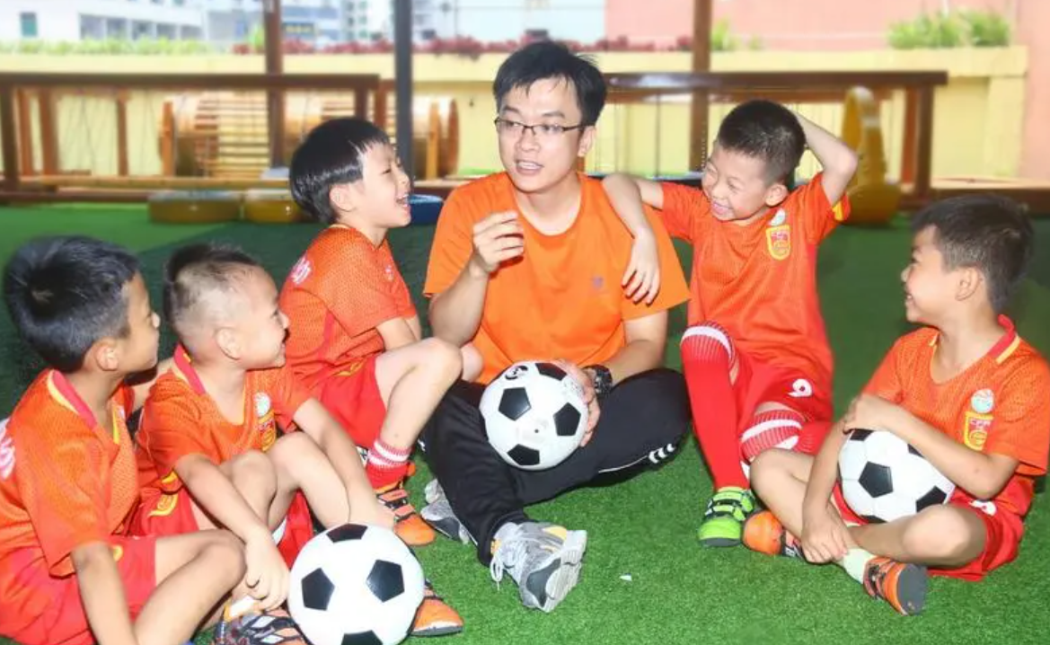 河南一“男幼师”火了，长相阳光帅气跳舞活力四射，深受家长喜爱