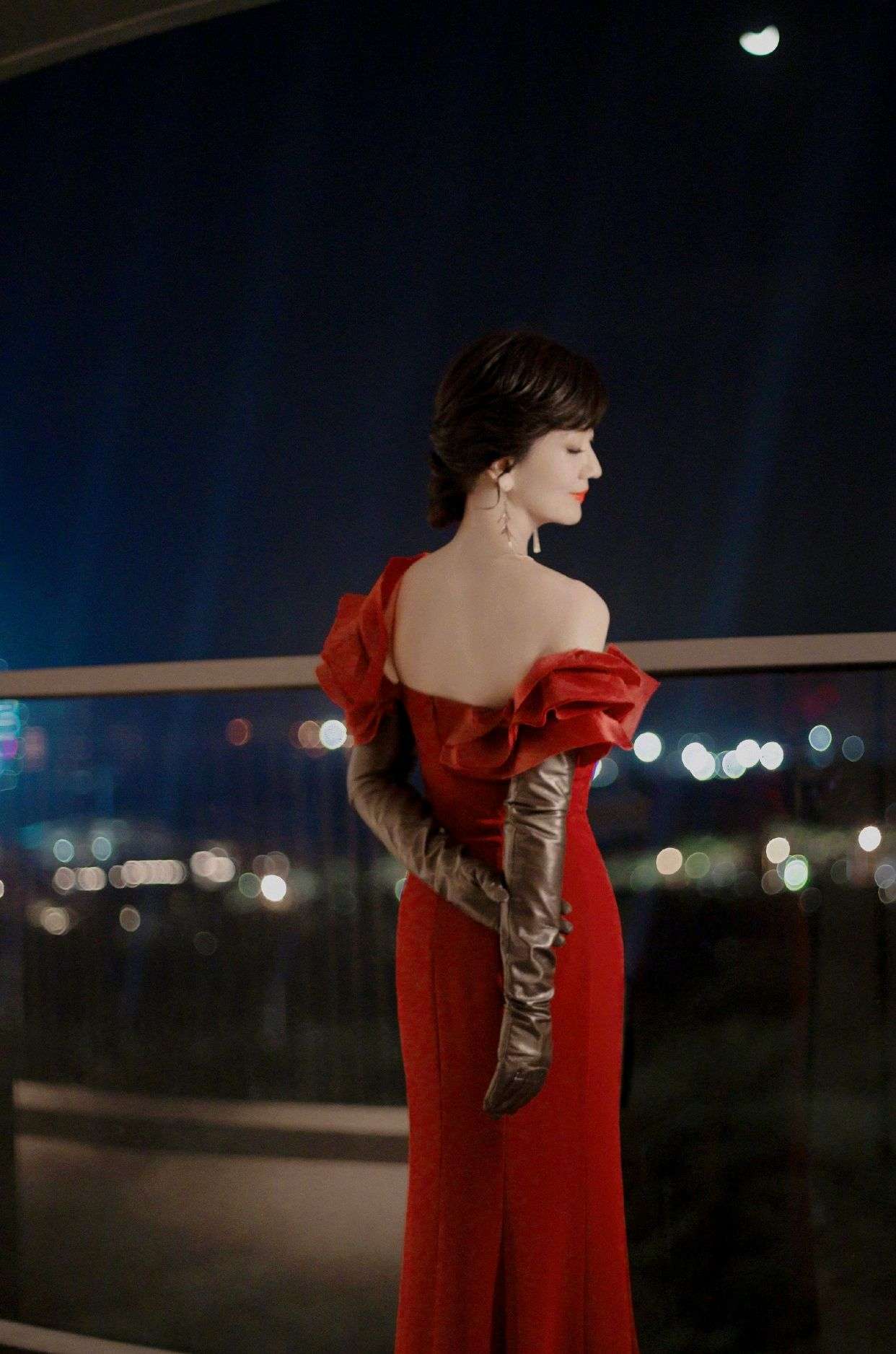 赵雅芝、高圆圆、贾静雯、余男、林青霞，同是红裙，韵味各不相同