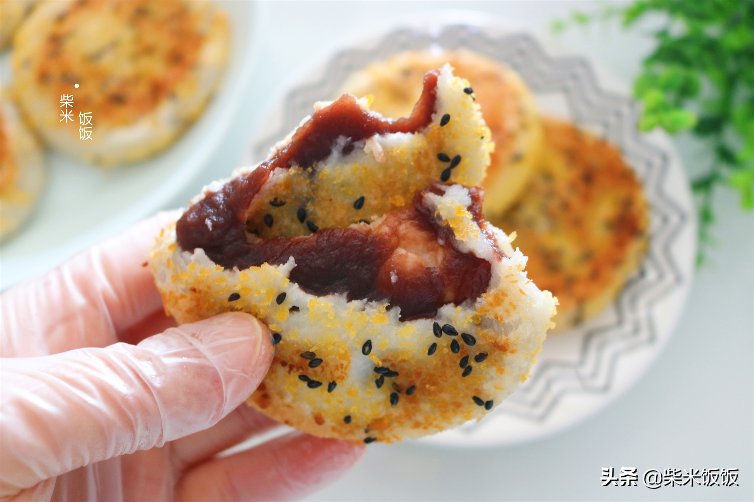 咬一口，外酥里糯，这个饼我家隔几天做一次，冬天吃正合适