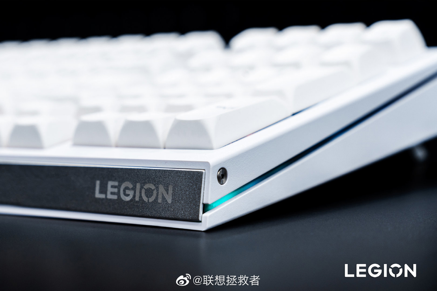 联想推出拯救者K7机械键盘冰魄白配色