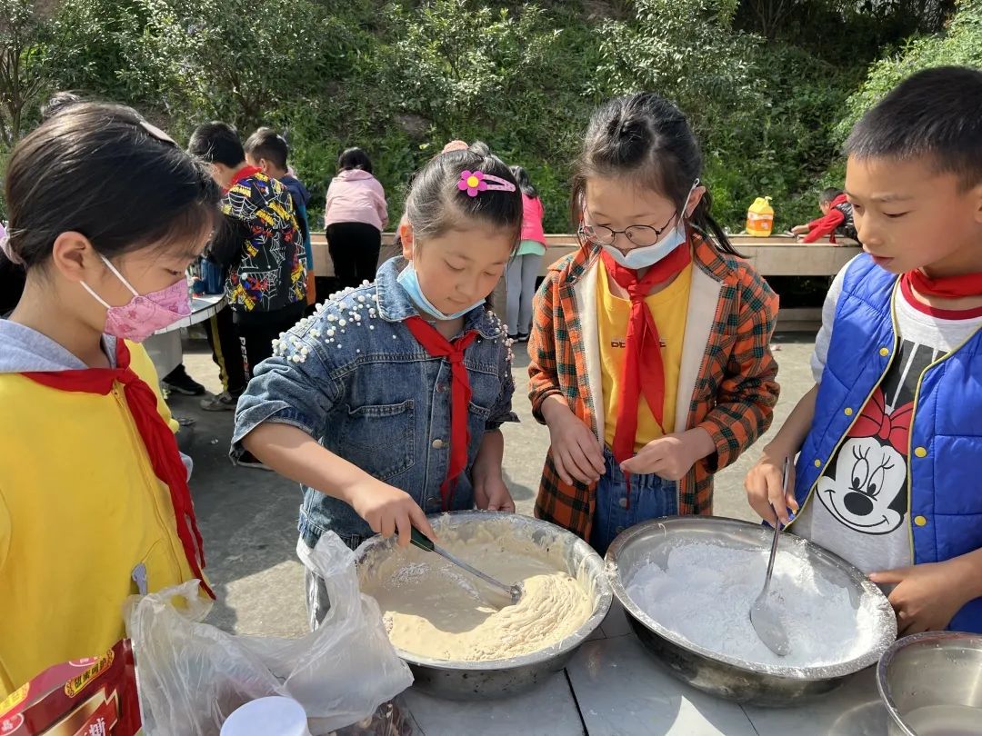 天府新区大林小学开展“春耕节”和“春意VS烟火”劳动实践活动