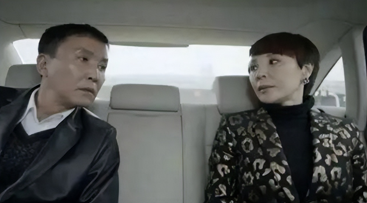 59岁戏骨吴刚坐300万豪车下班，红光满面气色好，妻子罕见化浓妆