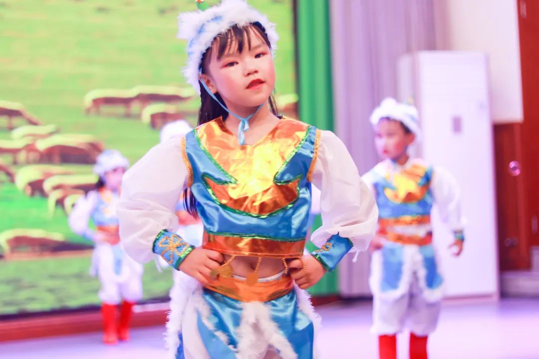 天府新区华阳实验小学举行“童星耀五月·艺术绽花开”群舞比赛