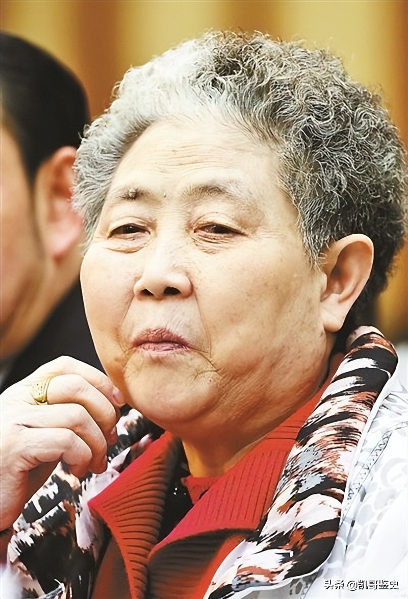 75岁老干妈再出山，收拾两个“不争气”的儿子，晚年基业恐难守住
