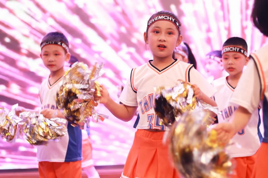 天府新区华阳实验小学举行“童星耀五月·艺术绽花开”群舞比赛