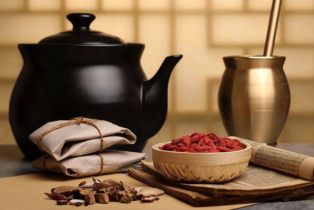一般情况下会选择用陶罐或者是砂锅来煎煮中药,也可以使用不锈钢的