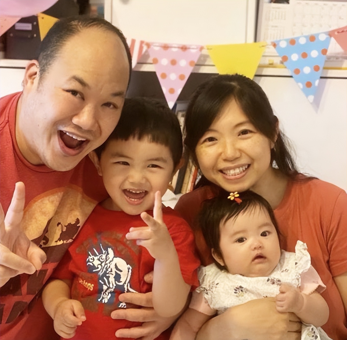 许冠杰双胞胎孙子小学毕业！一家六口开心庆祝，俩娃太像外国妈妈