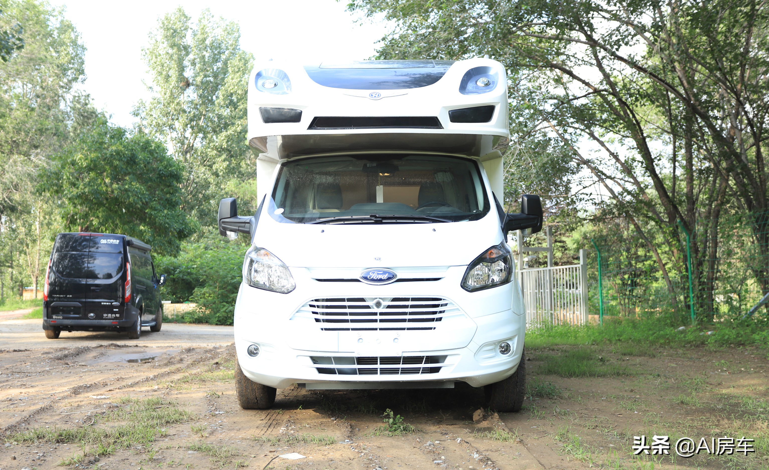 福特2.0t自动挡c型房车,高不超3米,内饰豪华,还带5人床铺