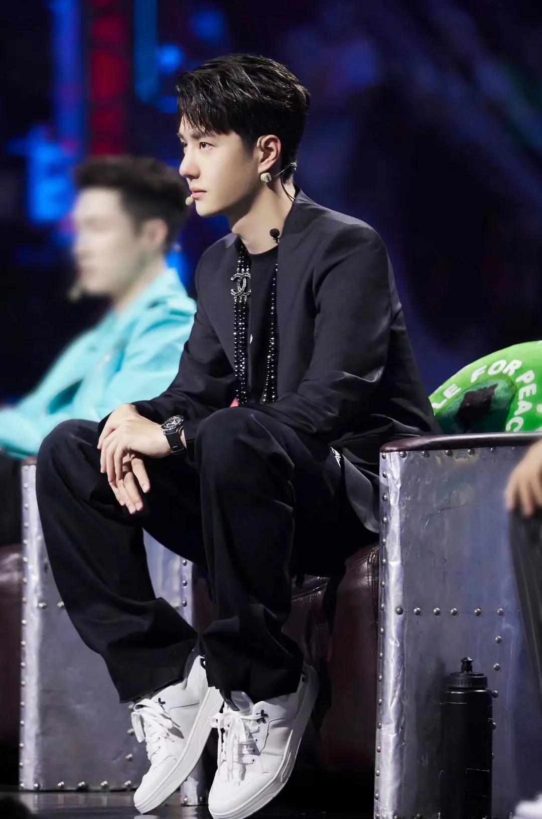 王一博坐姿合集