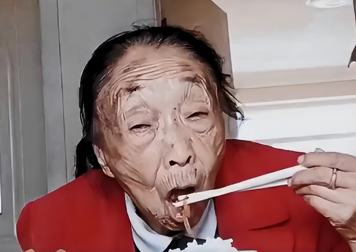 85岁马玉琴不见踪影，李玉成与孙子合拍吃饭视频，网友：一丘之貉