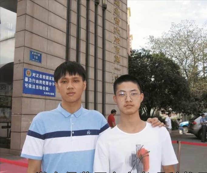 父母残疾全家靠吃野菜度日，大哥辍学打工供他上学，如今考进清华