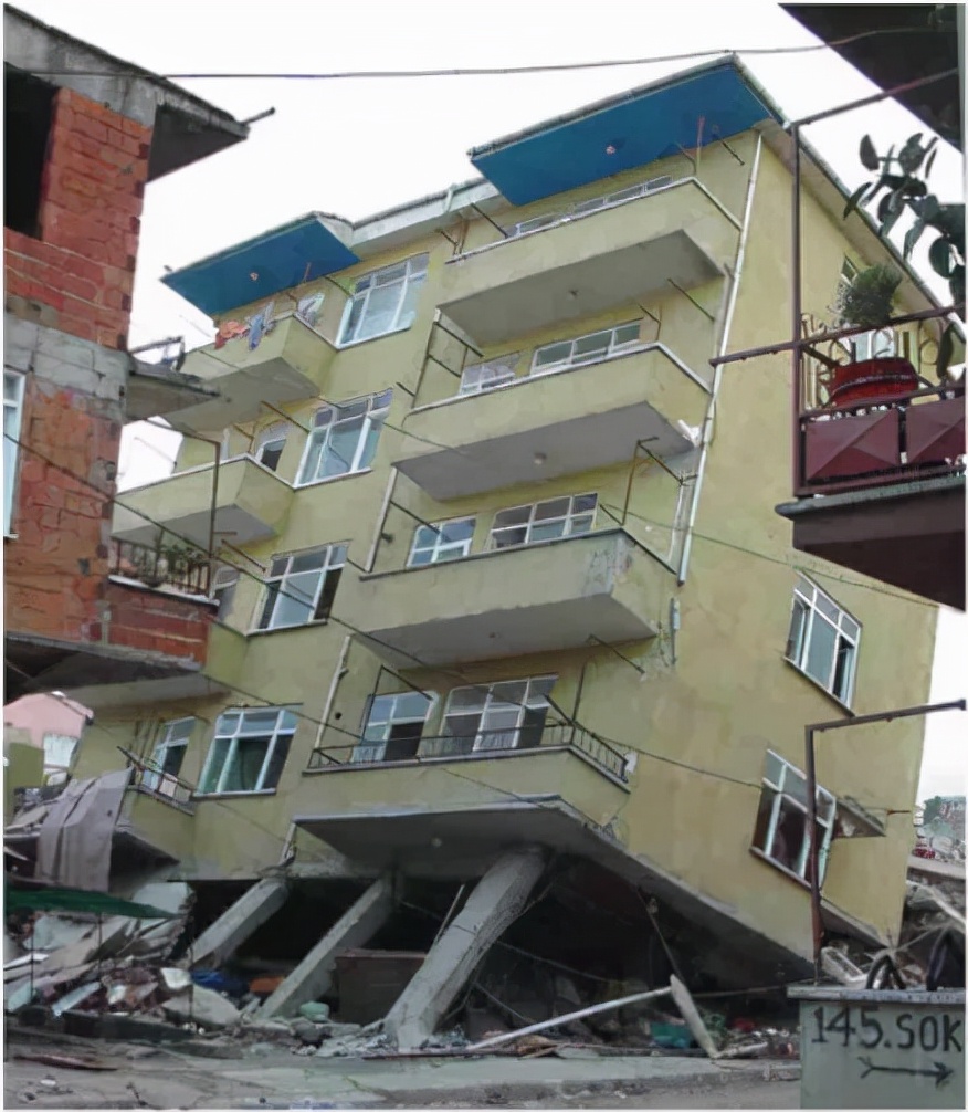 地震的“多米诺骨牌”倒下了