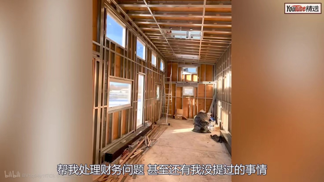 单身妈妈舍弃豪宅、花100万买拖车改成loft，44㎡还带浴缸壁炉