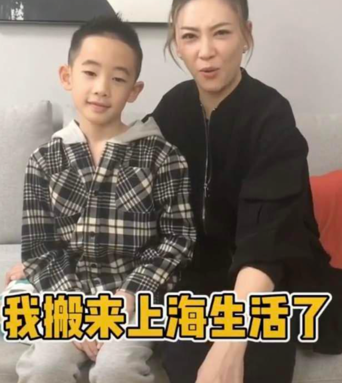 知名港星郭少芸晒豪宅内景！墙上挂满奢侈品，家中杂物堆满一面墙