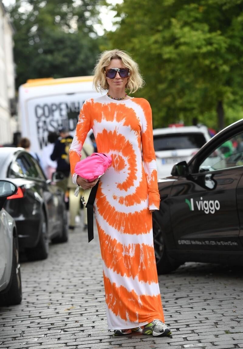 【橘色配哪三种颜色好看】夏天穿点颜色显眼的服装,亮眼的橘色太有