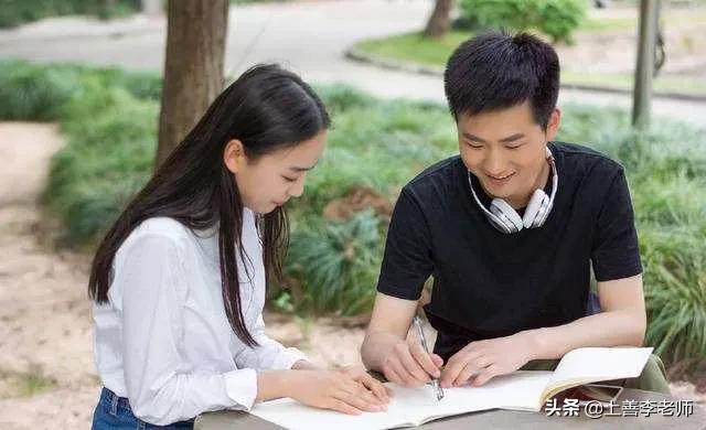 女大学生给男朋友送礼物，引整楼羡慕，网友：那声老婆过分了啊
